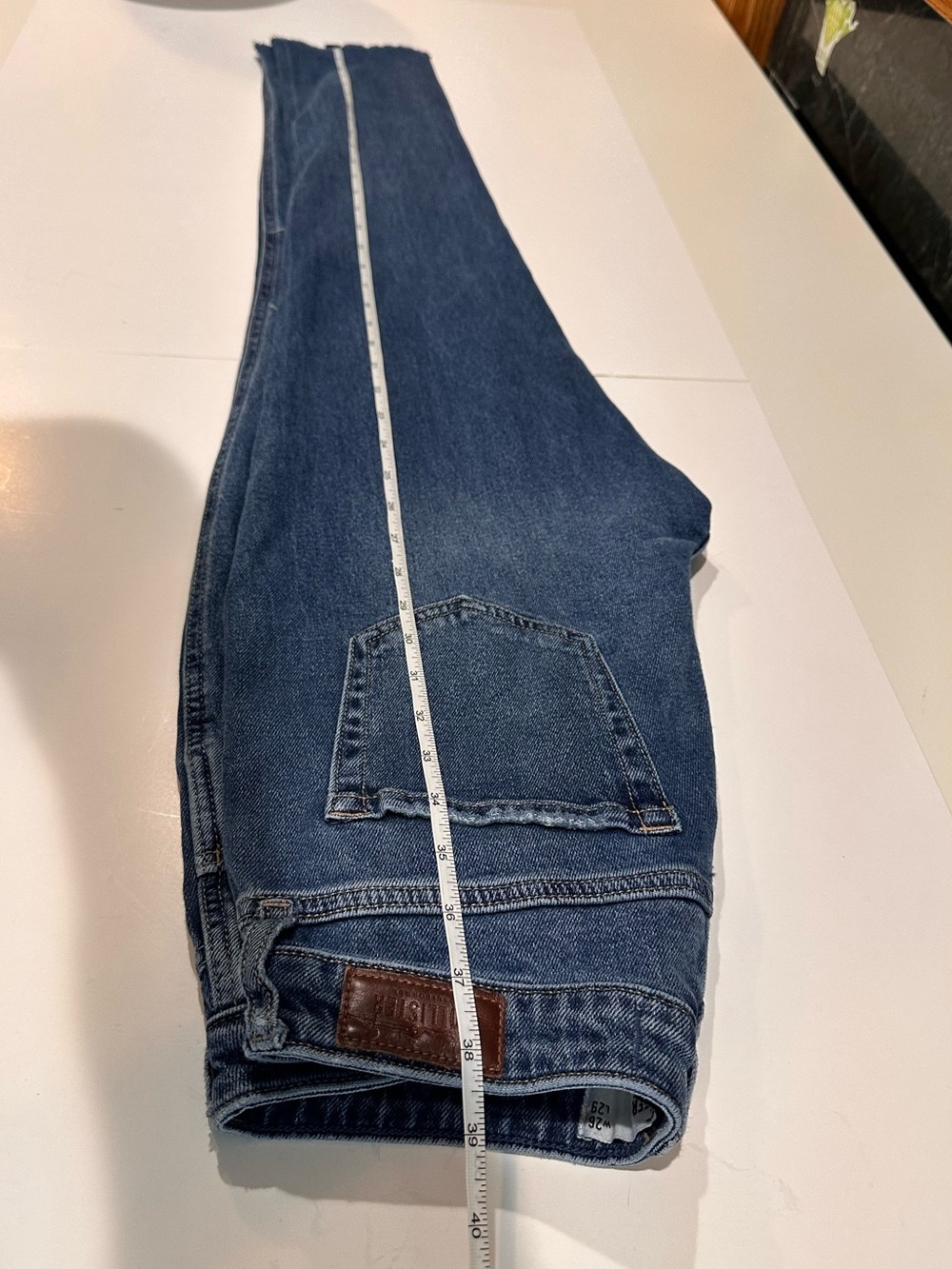 Hollister Curvy High Rise Mom Jeans Ripped Medium Wash Size W26 L29 - Picture 10 of 10